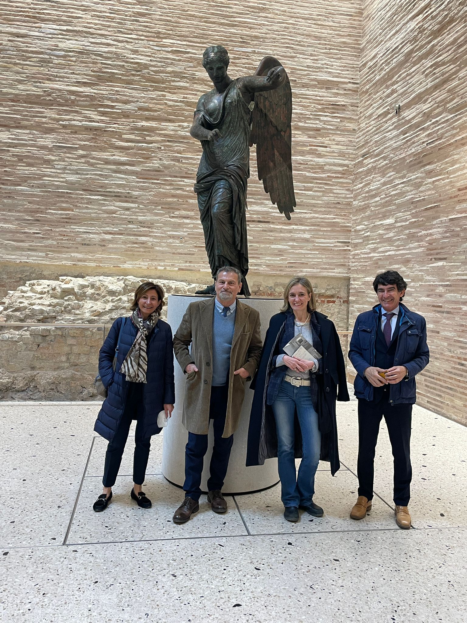 Nella foto: Francesca Morandini conservatore delle collezioni e delle aree archeologiche e del sito UNESCO di Brescia, il prof. Massimo Osanna, Francesca Bazoli presidente di Fondazione Brescia musei e Vincenzo Tinè, Soprintendente archeologia belle Arti e paesaggio per le provincie di Verona Rovigo e Vicenza.