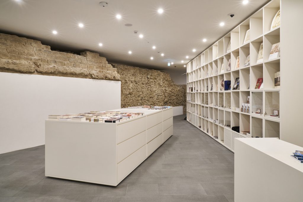 Il nuovo bookshop e le mura medievali fiorentine - Museo delle Cappelle Medicee – Firenze – Foto- Francesco Fanfani